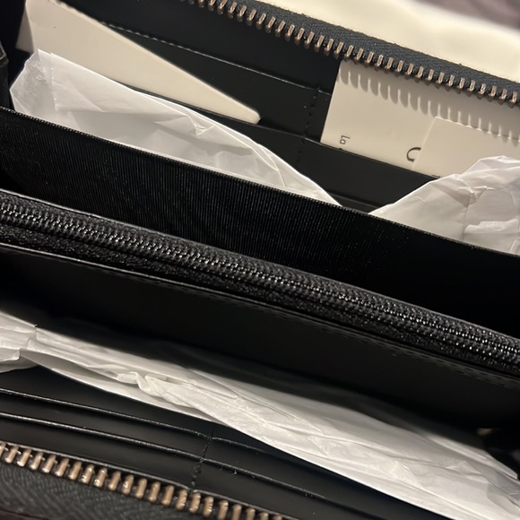 GUCCI black embossed zip around wallet. Brand new with dust bag and original box - Picture 3 of 8